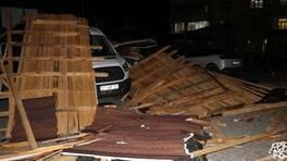 Gaziantep’te fırtınada çatı uçtu, 10 araç zarar gördü