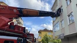3 katlı binada yangın çıktı, kiracı ve ev sahibi birbirine girdi