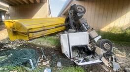 Silivri'de lastiği patlayan hafriyat kamyonu viyadükten düştü