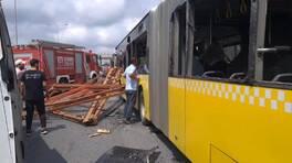 İstanbul'da akılalmaz kaza! İnşaat demirleri İETT otobüsünün üzerine düştü