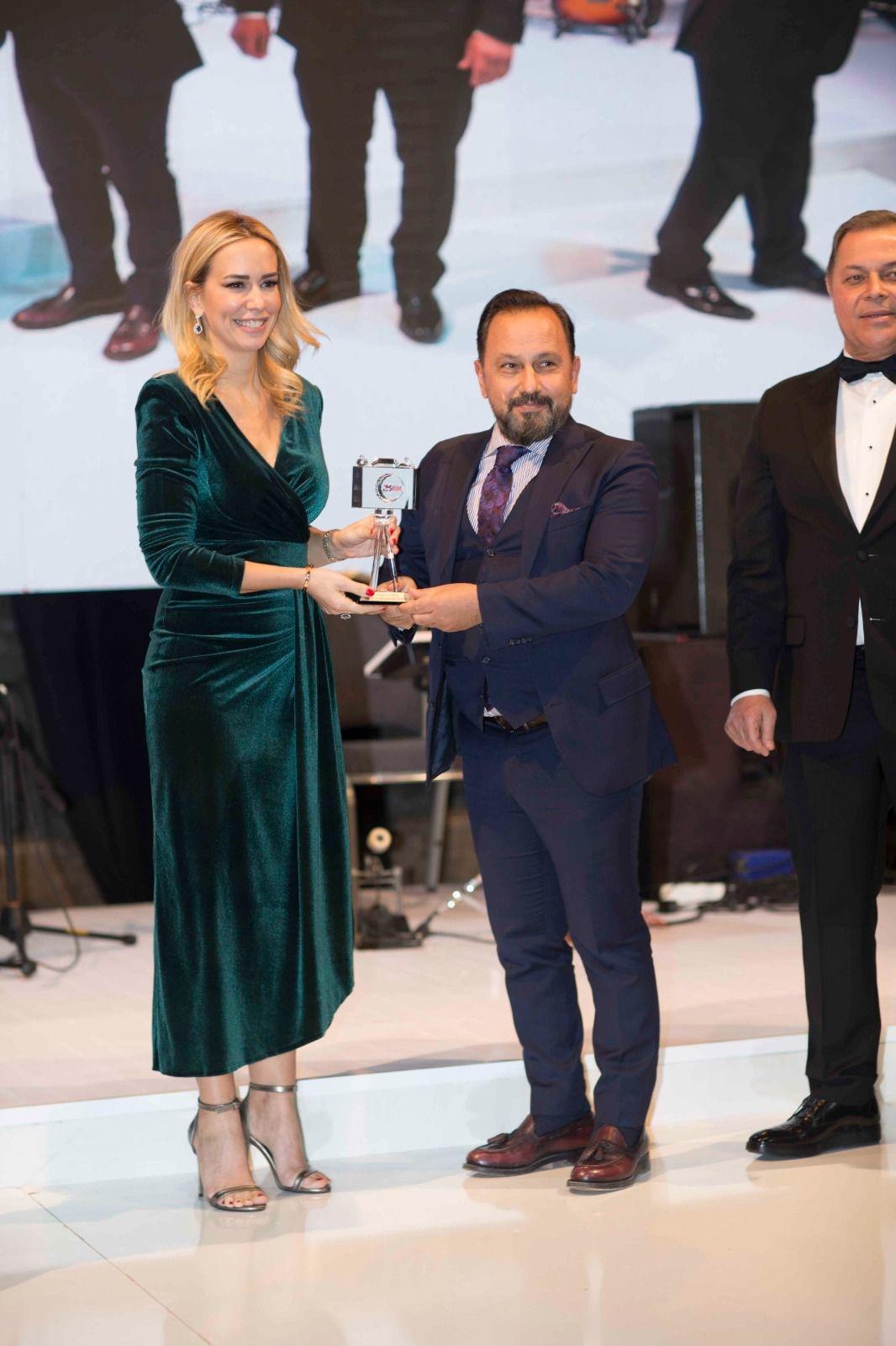 Neler Oluyor Hayatta’nın sunucuları Nur Tuğba Namlı ve Hakan Ural’a Adana'dan anlamlı ödül…