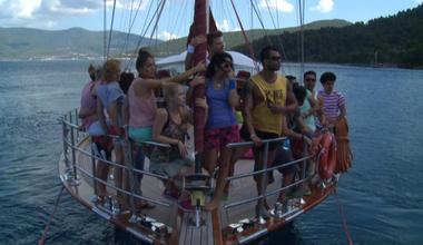 Alabora teknesi ve yarışmacılar